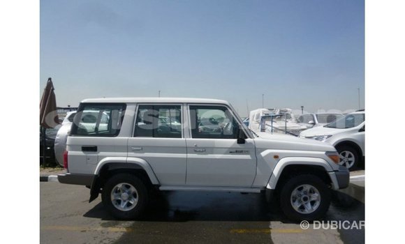 Acheter Import Voiture Toyota Land Cruiser Blanc à Import - Dubai, Barh el Gazel Acheter Import Voiture Toyota Land Cruiser Blanc à Import - Dubai, Barh el Gazel
