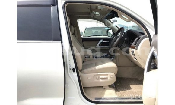 Acheter Import Voiture Toyota Land Cruiser Blanc à Import - Dubai, Barh el Gazel Acheter Import Voiture Toyota Land Cruiser Blanc à Import - Dubai, Barh el Gazel