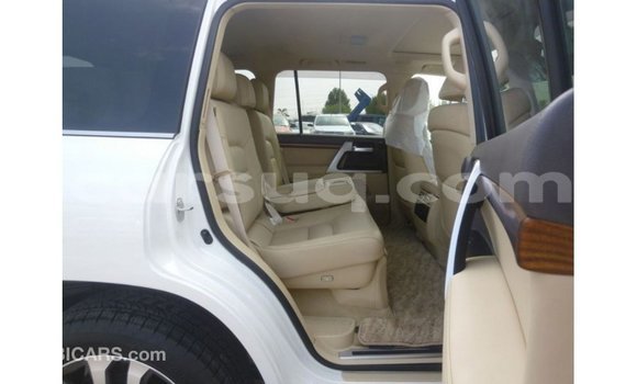 Acheter Import Voiture Toyota Land Cruiser Blanc à Import - Dubai, Barh el Gazel Acheter Import Voiture Toyota Land Cruiser Blanc à Import - Dubai, Barh el Gazel