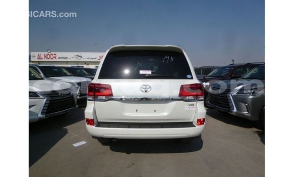 Acheter Import Voiture Toyota Land Cruiser Blanc à Import - Dubai, Barh el Gazel Acheter Import Voiture Toyota Land Cruiser Blanc à Import - Dubai, Barh el Gazel