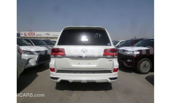Acheter Import Voiture Toyota Land Cruiser Blanc à Import - Dubai, Barh el Gazel Acheter Import Voiture Toyota Land Cruiser Blanc à Import - Dubai, Barh el Gazel