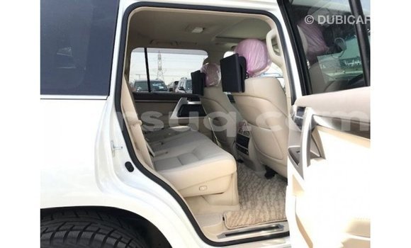 Acheter Import Voiture Toyota Land Cruiser Blanc à Import - Dubai, Barh el Gazel Acheter Import Voiture Toyota Land Cruiser Blanc à Import - Dubai, Barh el Gazel