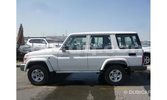 Acheter Import Voiture Toyota Land Cruiser Blanc à Import - Dubai, Barh el Gazel Acheter Import Voiture Toyota Land Cruiser Blanc à Import - Dubai, Barh el Gazel