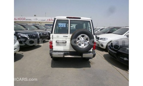 Acheter Import Voiture Toyota Land Cruiser Blanc à Import - Dubai, Barh el Gazel Acheter Import Voiture Toyota Land Cruiser Blanc à Import - Dubai, Barh el Gazel