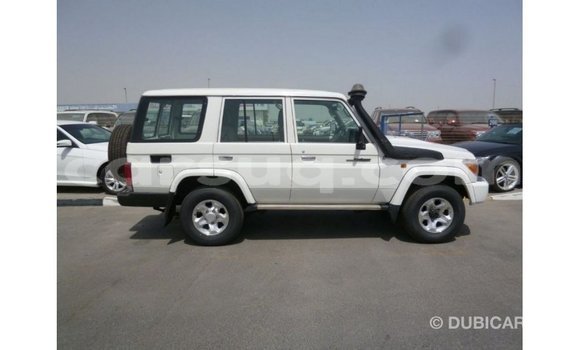 Acheter Import Voiture Toyota Land Cruiser Blanc à Import - Dubai, Barh el Gazel Acheter Import Voiture Toyota Land Cruiser Blanc à Import - Dubai, Barh el Gazel