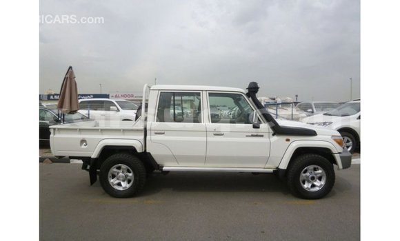 Acheter Import Voiture Toyota Land Cruiser Blanc à Import - Dubai, Barh el Gazel Acheter Import Voiture Toyota Land Cruiser Blanc à Import - Dubai, Barh el Gazel