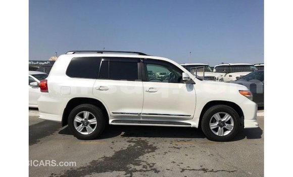 Acheter Import Voiture Toyota Land Cruiser Blanc à Import - Dubai, Barh el Gazel Acheter Import Voiture Toyota Land Cruiser Blanc à Import - Dubai, Barh el Gazel