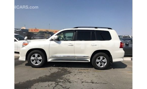 Acheter Import Voiture Toyota Land Cruiser Blanc à Import - Dubai, Barh el Gazel Acheter Import Voiture Toyota Land Cruiser Blanc à Import - Dubai, Barh el Gazel