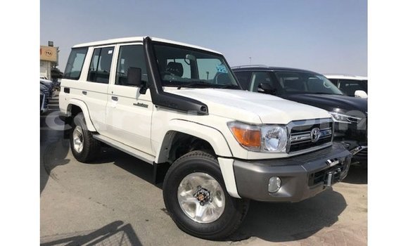 Acheter Import Voiture Toyota Land Cruiser Blanc à Import - Dubai, Barh el Gazel Acheter Import Voiture Toyota Land Cruiser Blanc à Import - Dubai, Barh el Gazel