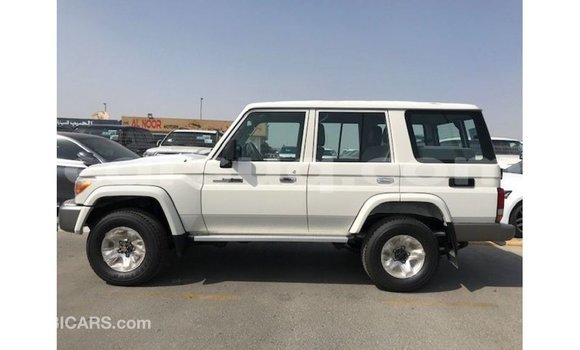 Acheter Import Voiture Toyota Land Cruiser Blanc à Import - Dubai, Barh el Gazel Acheter Import Voiture Toyota Land Cruiser Blanc à Import - Dubai, Barh el Gazel