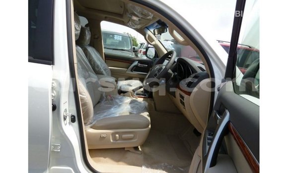 Acheter Import Voiture Toyota Land Cruiser Blanc à Import - Dubai, Barh el Gazel Acheter Import Voiture Toyota Land Cruiser Blanc à Import - Dubai, Barh el Gazel