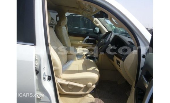 Acheter Import Voiture Toyota Land Cruiser Blanc à Import - Dubai, Barh el Gazel Acheter Import Voiture Toyota Land Cruiser Blanc à Import - Dubai, Barh el Gazel