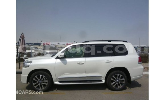 Acheter Import Voiture Toyota Land Cruiser Blanc à Import - Dubai, Barh el Gazel Acheter Import Voiture Toyota Land Cruiser Blanc à Import - Dubai, Barh el Gazel