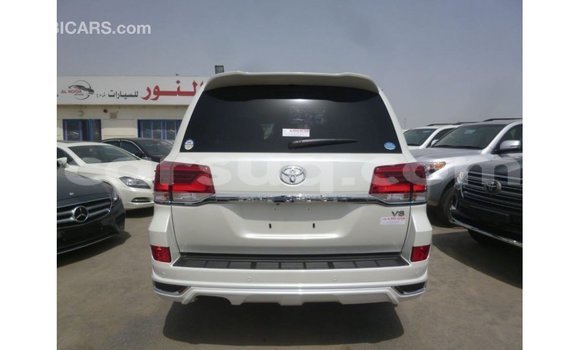 Acheter Import Voiture Toyota Land Cruiser Blanc à Import - Dubai, Barh el Gazel Acheter Import Voiture Toyota Land Cruiser Blanc à Import - Dubai, Barh el Gazel