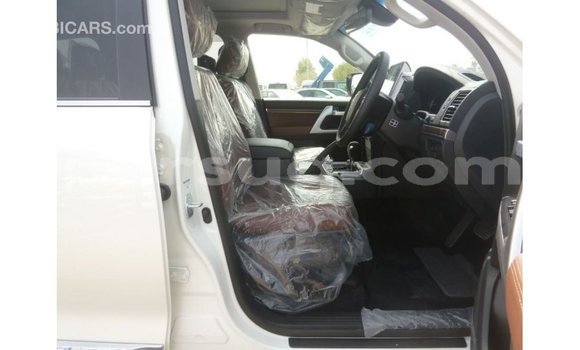 Acheter Import Voiture Toyota Land Cruiser Blanc à Import - Dubai, Barh el Gazel Acheter Import Voiture Toyota Land Cruiser Blanc à Import - Dubai, Barh el Gazel