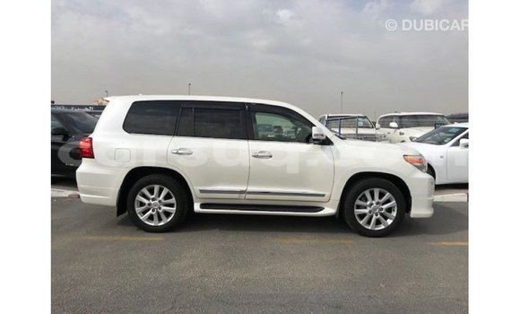 Acheter Import Voiture Toyota Land Cruiser Blanc à Import - Dubai, Barh el Gazel Acheter Import Voiture Toyota Land Cruiser Blanc à Import - Dubai, Barh el Gazel