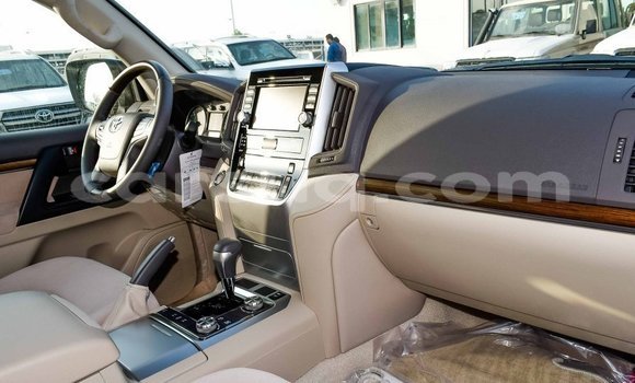 Buy Import Toyota Land Cruiser White Car in Import - Dubai in Barh el Gazel Buy Import Toyota Land Cruiser White Car in Import - Dubai in Barh el Gazel