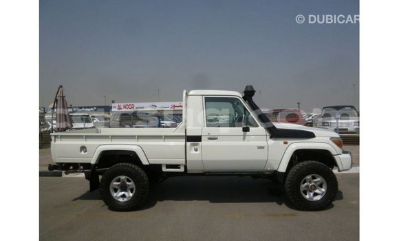 Acheter Import Voiture Toyota Land Cruiser Blanc à Import - Dubai, Barh el Gazel Acheter Import Voiture Toyota Land Cruiser Blanc à Import - Dubai, Barh el Gazel