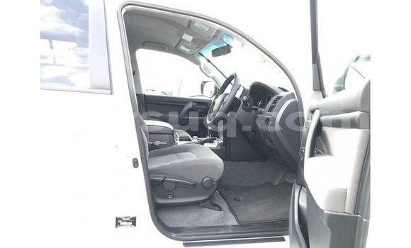 Acheter Import Voiture Toyota Land Cruiser Blanc à Import - Dubai, Barh el Gazel Acheter Import Voiture Toyota Land Cruiser Blanc à Import - Dubai, Barh el Gazel