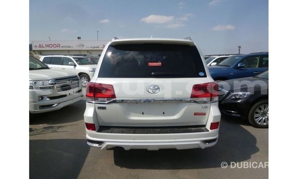 Acheter Import Voiture Toyota Land Cruiser Blanc à Import - Dubai, Barh el Gazel Acheter Import Voiture Toyota Land Cruiser Blanc à Import - Dubai, Barh el Gazel