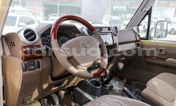 Acheter Import Voiture Toyota Land Cruiser Beige à Import - Dubai, Barh el Gazel Acheter Import Voiture Toyota Land Cruiser Beige à Import - Dubai, Barh el Gazel