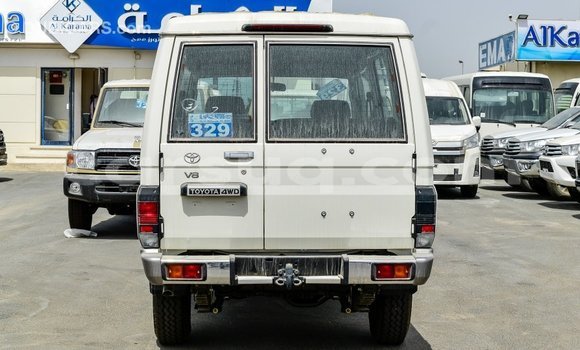 Acheter Import Voiture Toyota Land Cruiser Blanc à Import - Dubai, Barh el Gazel Acheter Import Voiture Toyota Land Cruiser Blanc à Import - Dubai, Barh el Gazel