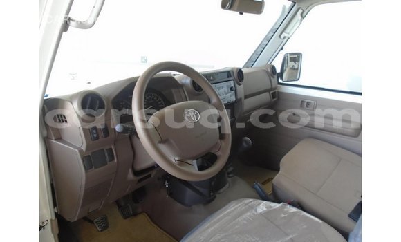 Acheter Import Voiture Toyota Land Cruiser Blanc à Import - Dubai, Barh el Gazel Acheter Import Voiture Toyota Land Cruiser Blanc à Import - Dubai, Barh el Gazel