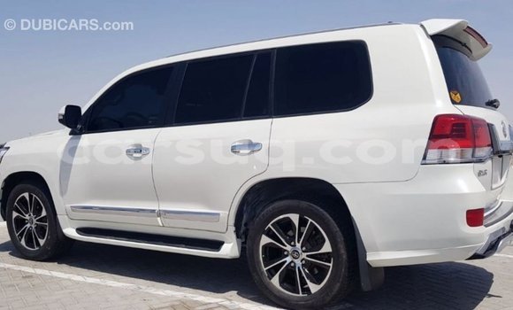 Acheter Import Voiture Toyota Land Cruiser Blanc à Import - Dubai, Barh el Gazel Acheter Import Voiture Toyota Land Cruiser Blanc à Import - Dubai, Barh el Gazel