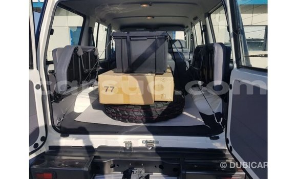 Acheter Import Voiture Toyota Land Cruiser Blanc à Import - Dubai, Barh el Gazel Acheter Import Voiture Toyota Land Cruiser Blanc à Import - Dubai, Barh el Gazel
