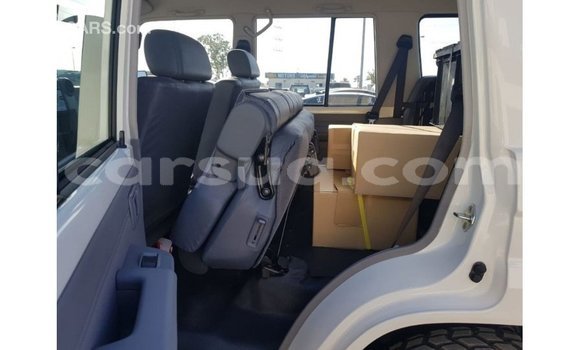 Acheter Import Voiture Toyota Land Cruiser Blanc à Import - Dubai, Barh el Gazel Acheter Import Voiture Toyota Land Cruiser Blanc à Import - Dubai, Barh el Gazel