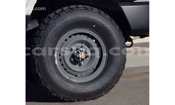 Acheter Import Voiture Toyota Land Cruiser Blanc à Import - Dubai, Barh el Gazel Acheter Import Voiture Toyota Land Cruiser Blanc à Import - Dubai, Barh el Gazel