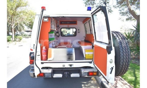 Acheter Import Voiture Toyota Land Cruiser Blanc à Import - Dubai, Barh el Gazel Acheter Import Voiture Toyota Land Cruiser Blanc à Import - Dubai, Barh el Gazel