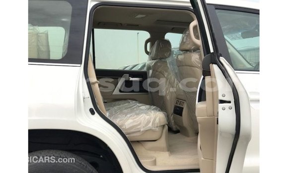 Acheter Import Voiture Toyota Land Cruiser Blanc à Import - Dubai, Barh el Gazel Acheter Import Voiture Toyota Land Cruiser Blanc à Import - Dubai, Barh el Gazel