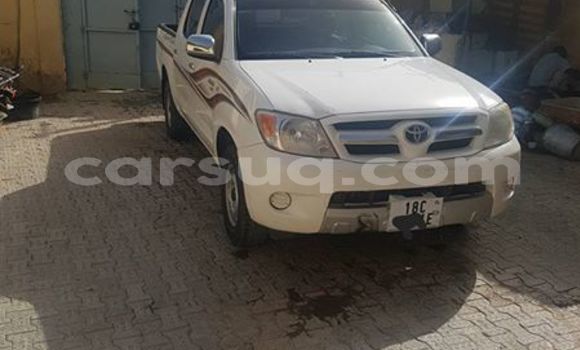 Acheter Occasion Voiture Toyota Hilux Blanc à N'Djamena au Tchad Acheter Occasion Voiture Toyota Hilux Blanc à N'Djamena au Tchad