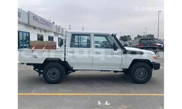 Buy Import Toyota Land Cruiser White Car in Import - Dubai in Barh el Gazel Buy Import Toyota Land Cruiser White Car in Import - Dubai in Barh el Gazel