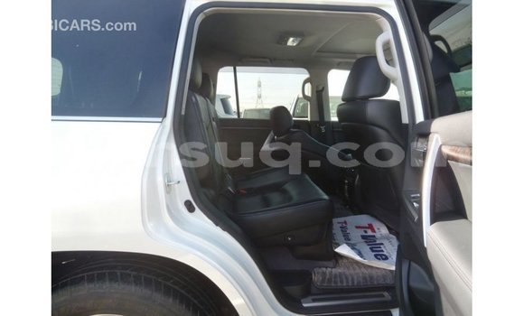 Acheter Import Voiture Toyota Land Cruiser Blanc à Import - Dubai, Barh el Gazel Acheter Import Voiture Toyota Land Cruiser Blanc à Import - Dubai, Barh el Gazel