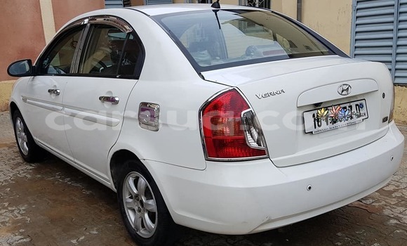 Buy Used Hyundai Verna White Car in N'Djamena in Chari-Baguirmi Buy Used Hyundai Verna White Car in N'Djamena in Chari-Baguirmi