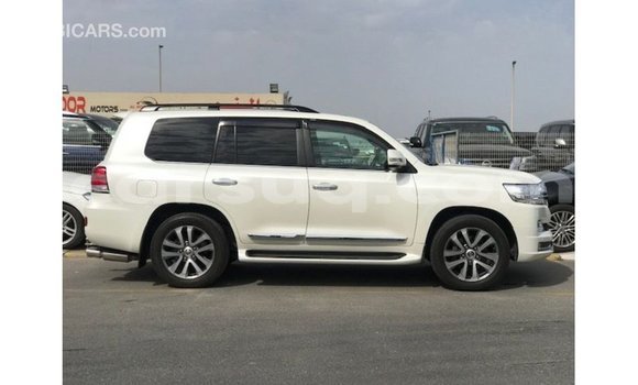 Acheter Import Voiture Toyota Land Cruiser Blanc à Import - Dubai, Barh el Gazel Acheter Import Voiture Toyota Land Cruiser Blanc à Import - Dubai, Barh el Gazel
