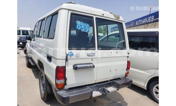 Acheter Import Voiture Toyota Land Cruiser Blanc à Import - Dubai, Barh el Gazel Acheter Import Voiture Toyota Land Cruiser Blanc à Import - Dubai, Barh el Gazel