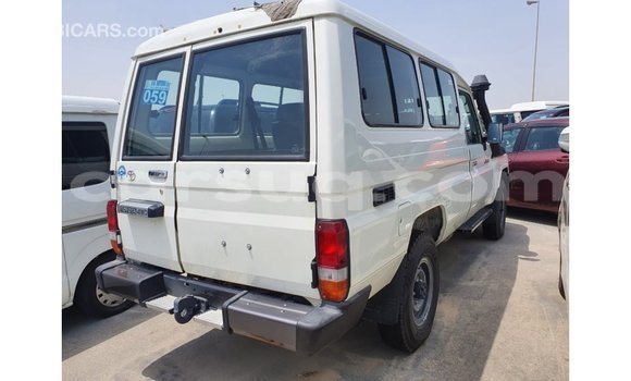 Acheter Import Voiture Toyota Land Cruiser Blanc à Import - Dubai, Barh el Gazel Acheter Import Voiture Toyota Land Cruiser Blanc à Import - Dubai, Barh el Gazel