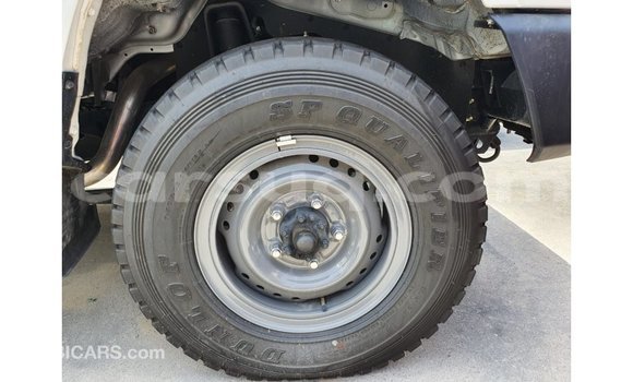 Acheter Import Voiture Toyota Land Cruiser Blanc à Import - Dubai, Barh el Gazel Acheter Import Voiture Toyota Land Cruiser Blanc à Import - Dubai, Barh el Gazel