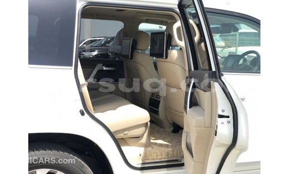 Acheter Import Voiture Toyota Land Cruiser Blanc à Import - Dubai, Barh el Gazel Acheter Import Voiture Toyota Land Cruiser Blanc à Import - Dubai, Barh el Gazel