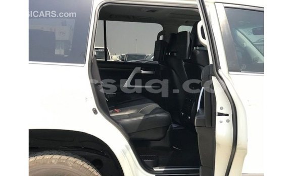 Acheter Import Voiture Toyota Land Cruiser Blanc à Import - Dubai, Barh el Gazel Acheter Import Voiture Toyota Land Cruiser Blanc à Import - Dubai, Barh el Gazel