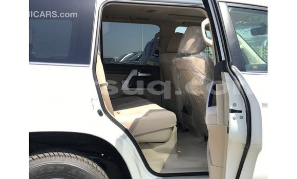 Acheter Import Voiture Toyota Land Cruiser Blanc à Import - Dubai, Barh el Gazel Acheter Import Voiture Toyota Land Cruiser Blanc à Import - Dubai, Barh el Gazel