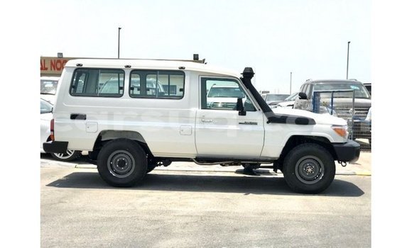 Acheter Import Voiture Toyota Land Cruiser Blanc à Import - Dubai, Barh el Gazel Acheter Import Voiture Toyota Land Cruiser Blanc à Import - Dubai, Barh el Gazel