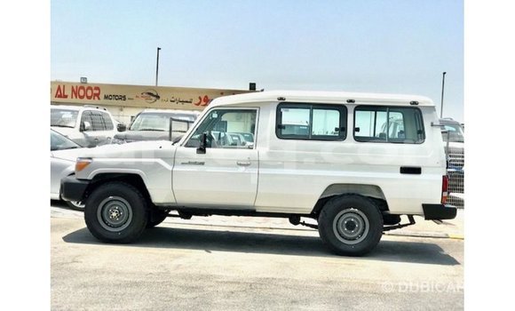 Acheter Import Voiture Toyota Land Cruiser Blanc à Import - Dubai, Barh el Gazel Acheter Import Voiture Toyota Land Cruiser Blanc à Import - Dubai, Barh el Gazel