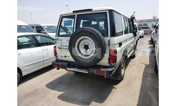 Acheter Import Voiture Toyota Land Cruiser Blanc à Import - Dubai, Barh el Gazel Acheter Import Voiture Toyota Land Cruiser Blanc à Import - Dubai, Barh el Gazel