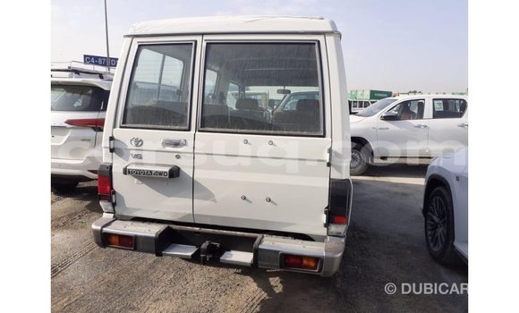 Acheter Import Voiture Toyota Land Cruiser Blanc à Import - Dubai, Barh el Gazel Acheter Import Voiture Toyota Land Cruiser Blanc à Import - Dubai, Barh el Gazel