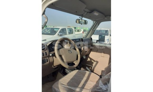 Acheter Import Voiture Toyota Land Cruiser Blanc à Import - Dubai, Barh el Gazel Acheter Import Voiture Toyota Land Cruiser Blanc à Import - Dubai, Barh el Gazel