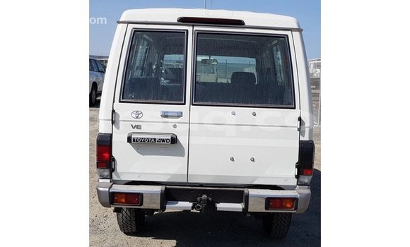 Acheter Import Voiture Toyota Land Cruiser Blanc à Import - Dubai, Barh el Gazel Acheter Import Voiture Toyota Land Cruiser Blanc à Import - Dubai, Barh el Gazel